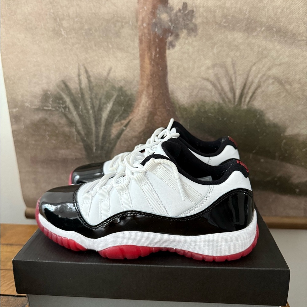 Size 4.5Y Jordan 11 low concord bred